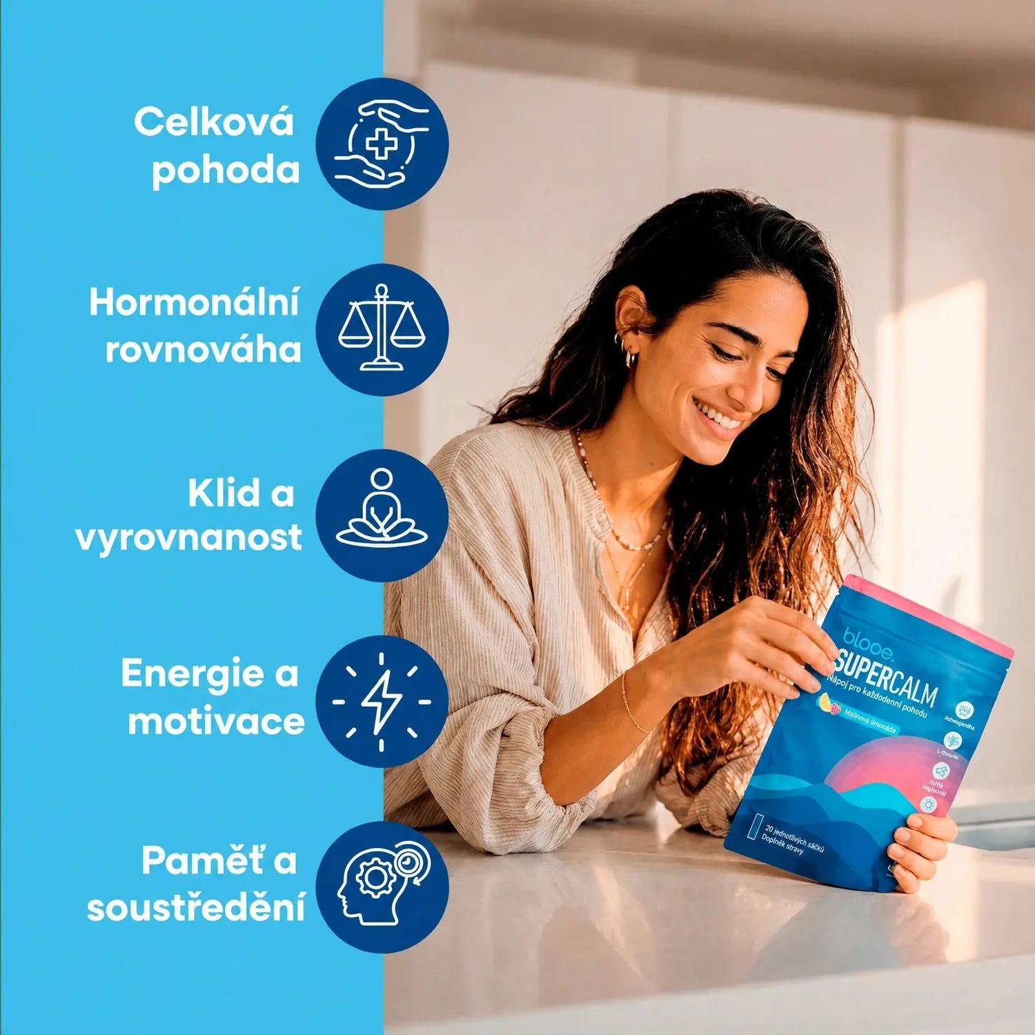 Usmívající se žena drží balení blooe SuperCalm – celková pohoda, hormonální rovnováha, klid