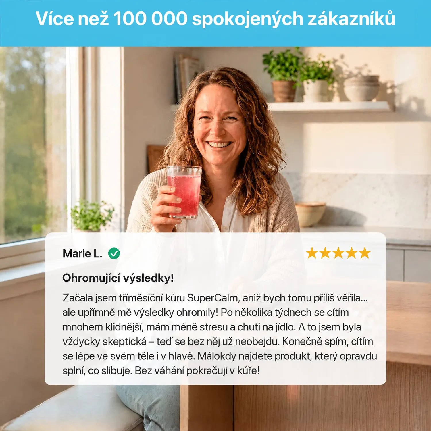 Spokojená zákaznice se sklenicí SuperCalm a její hodnocení